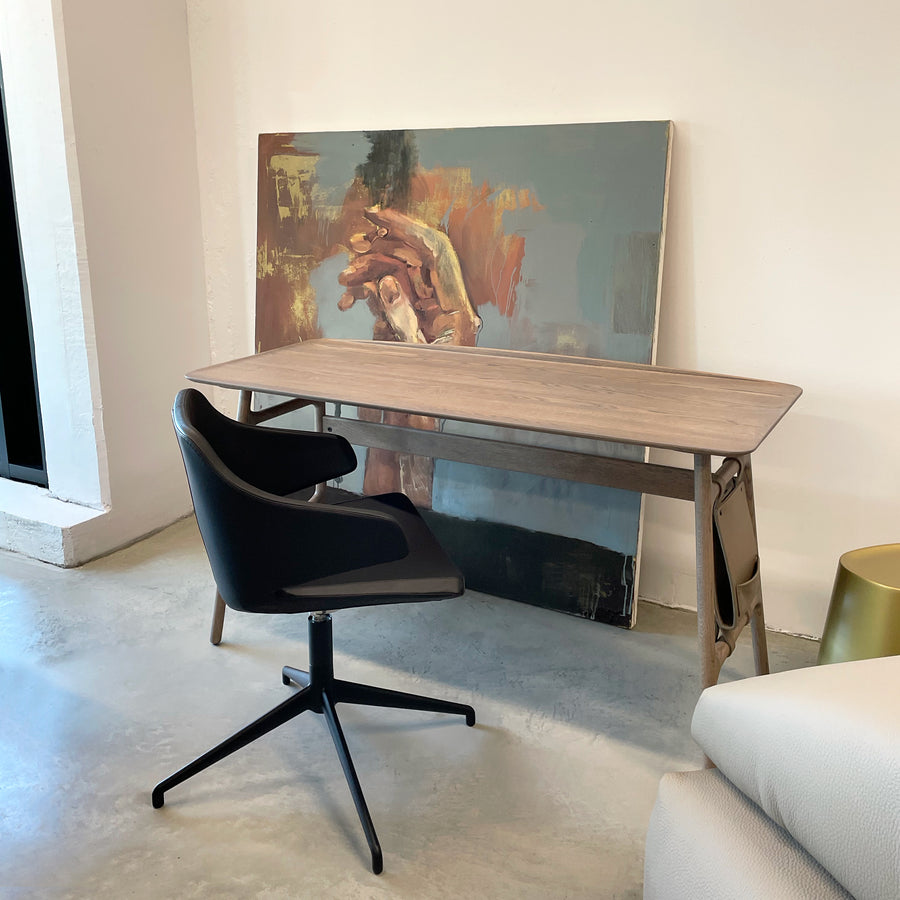 WOAK DESIGN Malin Working Desk 140 cm in Taupe Oak, with the LUXY Meraviglia Swivel Armchair in Black Leather. Artwork: 