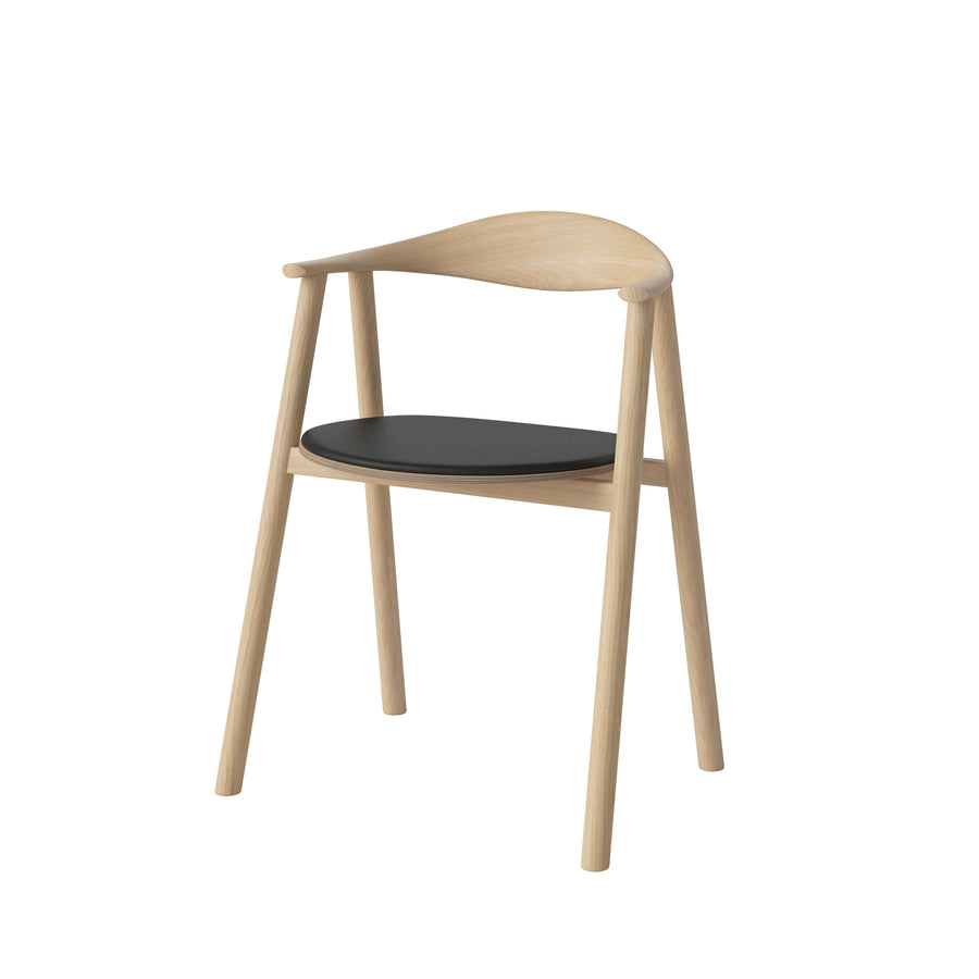 BOLIA Swing Chair White Oak, Sydney leather Black, front turned