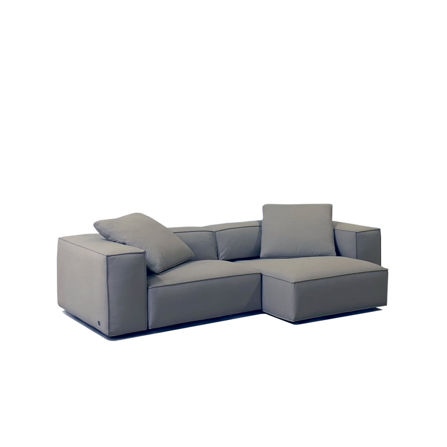Cierre Season Extending Sofa Sectional 266 in leather, 1 extension open