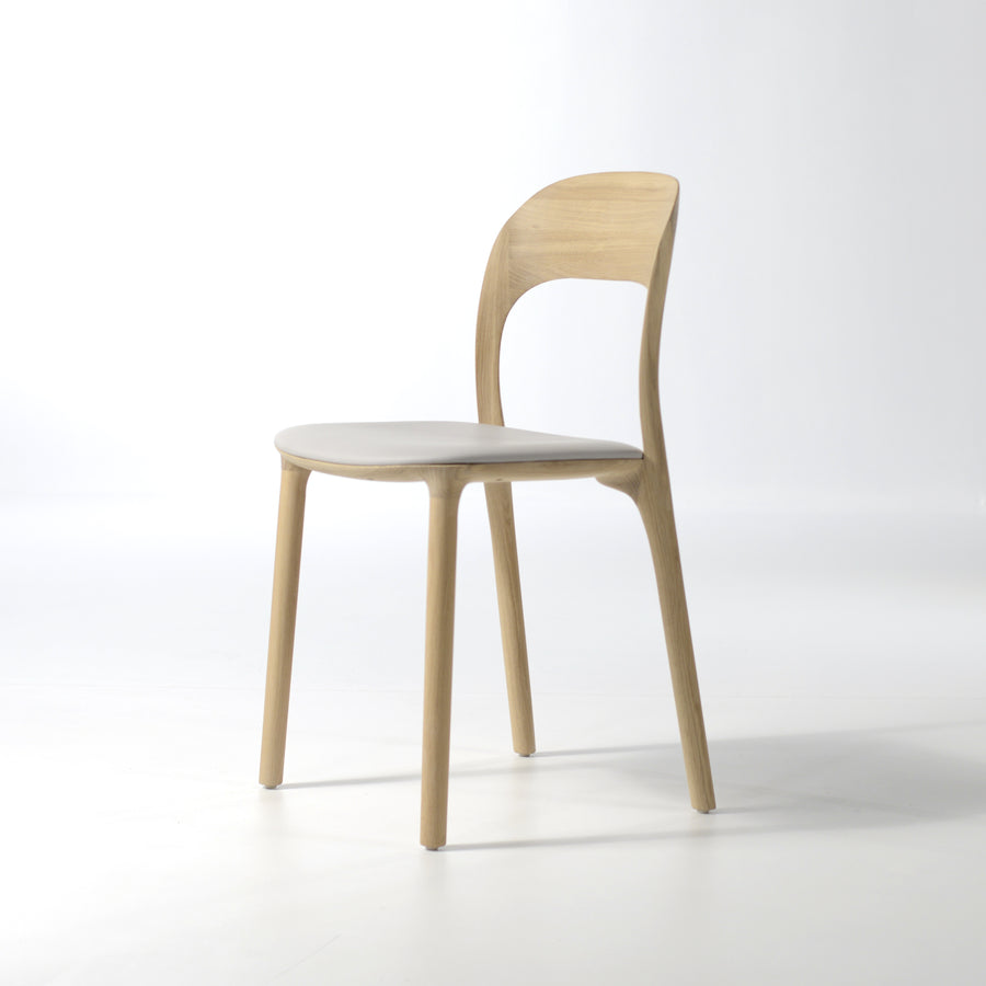 MS&Wood Elle Chair in solid Oak, front turned | © Spencer Interiors