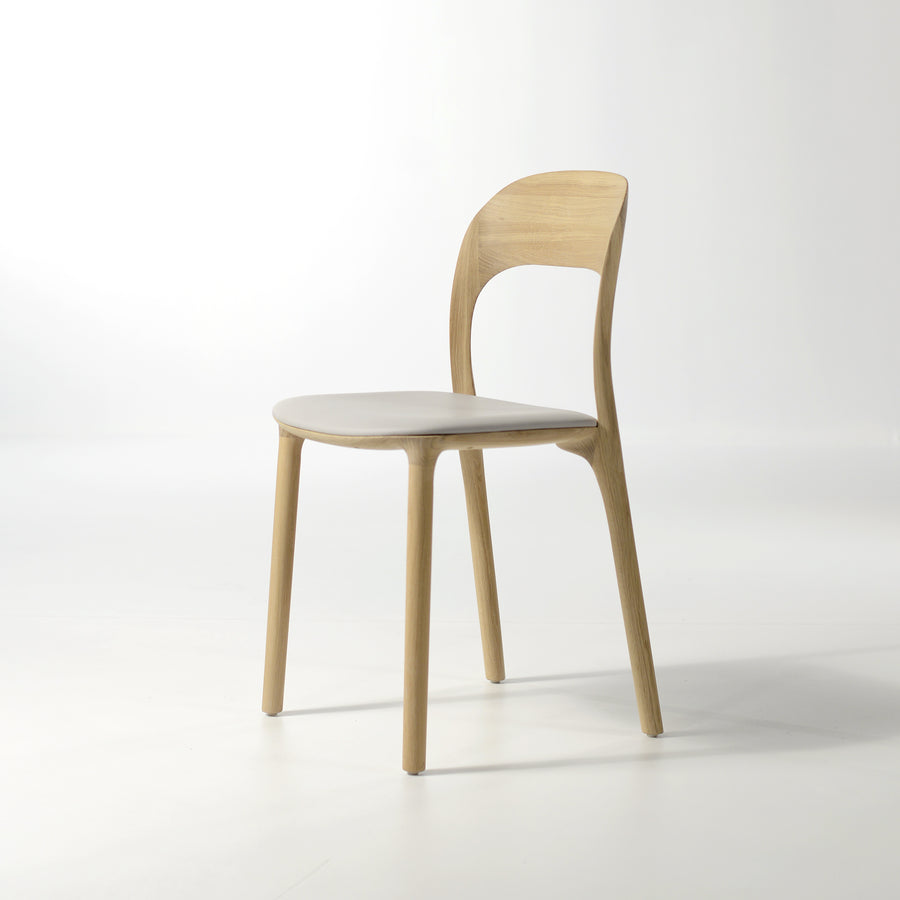 MS&Wood Elle Chair in solid Oak, front turned | © Spencer Interiors