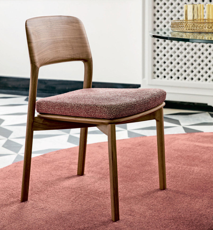Porada Emma Chair in solid Walnut, ambient 2, made in Italy